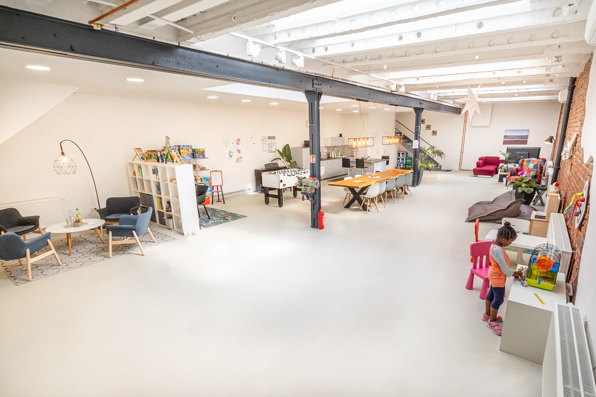 Treffpunkt Zentrale MATRiX – helle, einladende Räumlichkeiten mit Sitzbereich, Spieltisch und Lounge-Ecke
